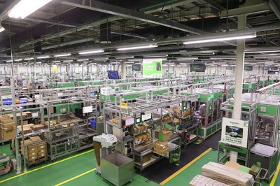 9月10日,在施耐德电气上海普陀工厂,自动化生产线正在作业。新华社记者 杨洋 摄
